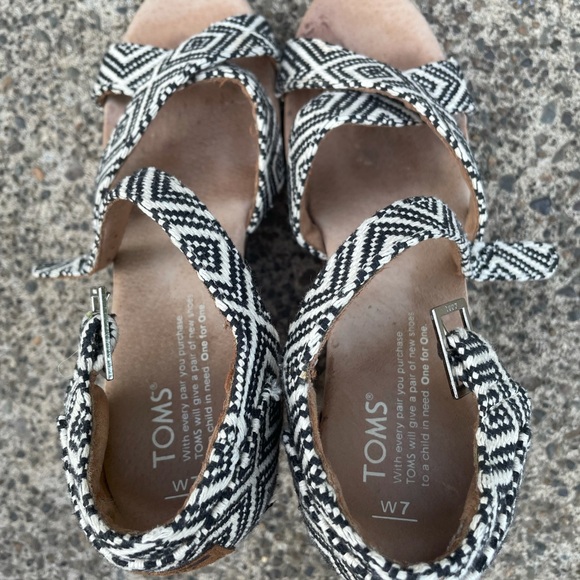 Tom’s. Size 6 black/ white. Sandal - Picture 5 of 6